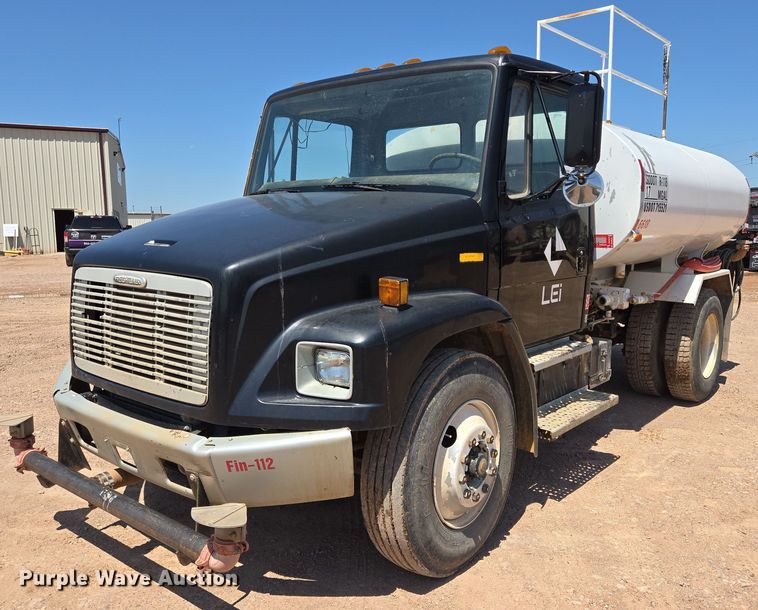 1999 Freightliner FL70 water truck - DT7228