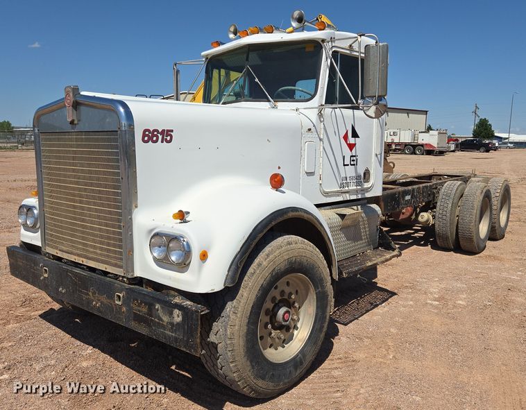 1977 Kenworth W900A truck cab and chassis - DT7240