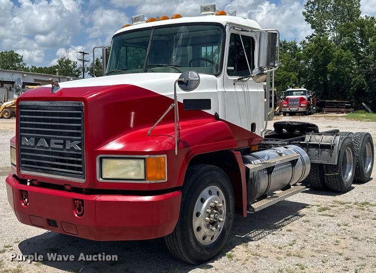 2002 Mack CH613 semi truck - DU9206