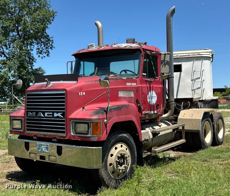 1999 Mack CH613 semi truck - DU9934