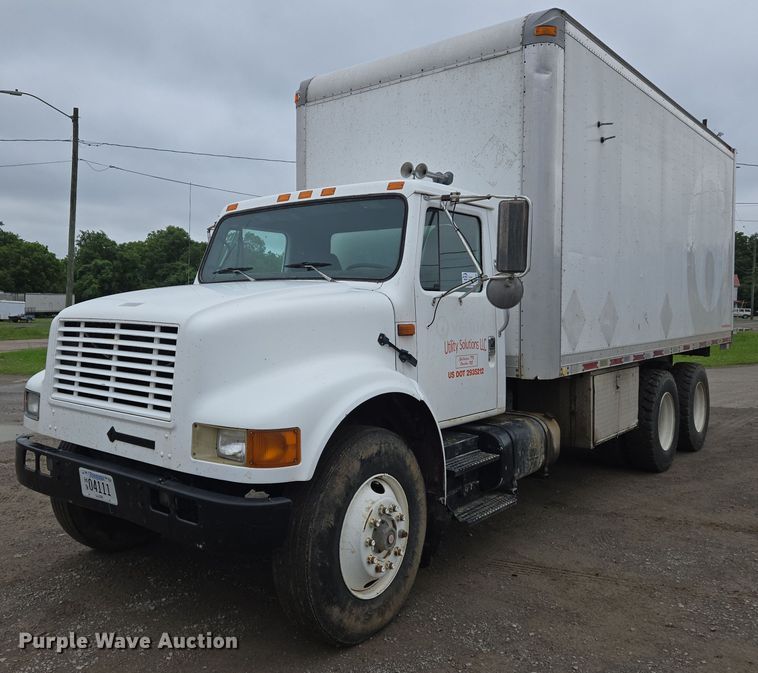 1993 International  4900  box truck - DW7083