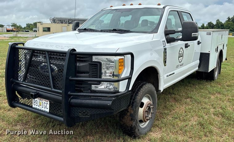 2017 Ford F350 Super Duty XL  Crew Cab utility bed pickup truck - DW7135