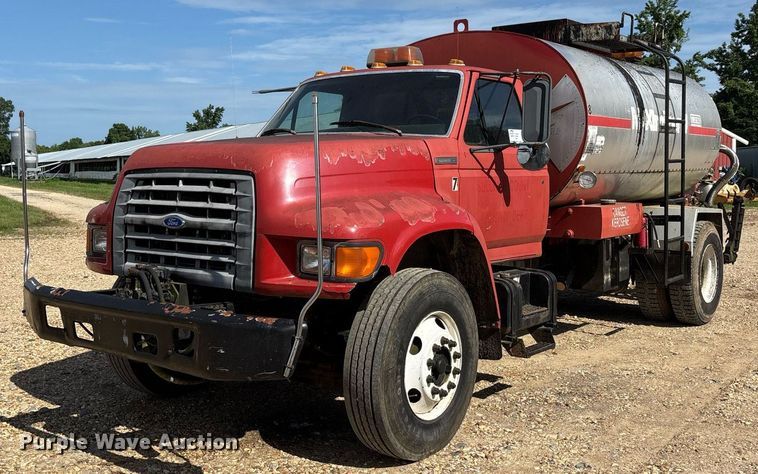 1997 Ford F800 oil distributor truck - DW7156
