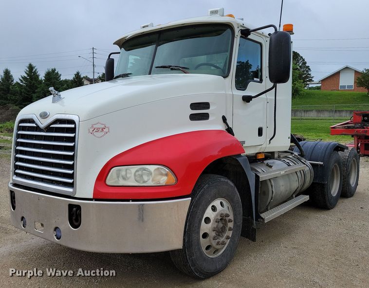 2006 Mack Vision CX600 semi truck - DX7102