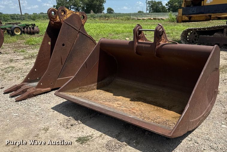 (2) excavator buckets  - DY0265