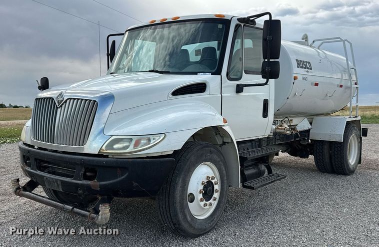 2006 International 4300 SBA water truck - DY0325