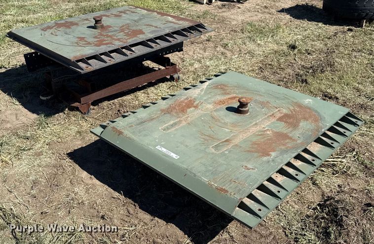 (2) fifth wheel bases - DZ8634