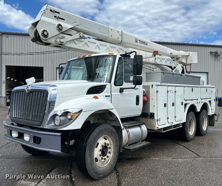 2011 International 7400 bucket truck - EB2689