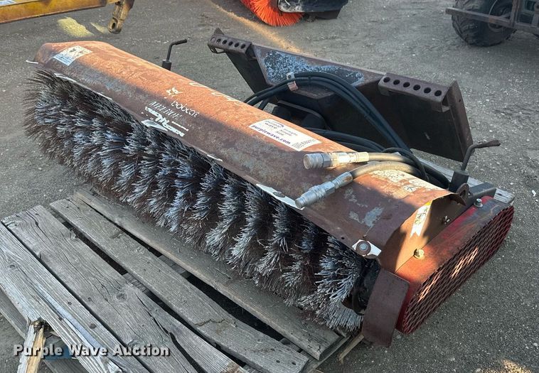 Bobcat 60" W skid steer broom - EB2731