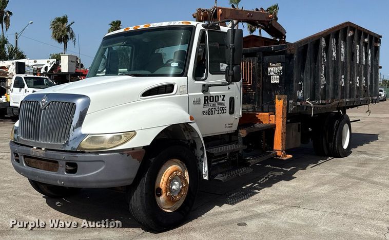 2002 International 4400 grapple crane truck - ED5764