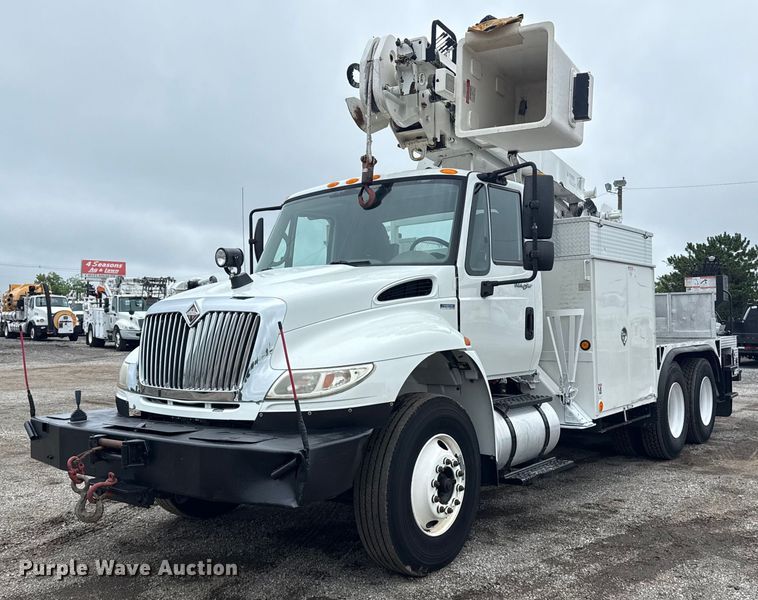 2010 International 4400 bucket truck - EG5888