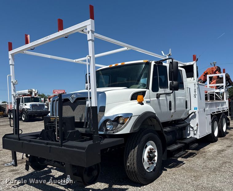 2009 International 7500 Crew Cab crane truck - EG5942