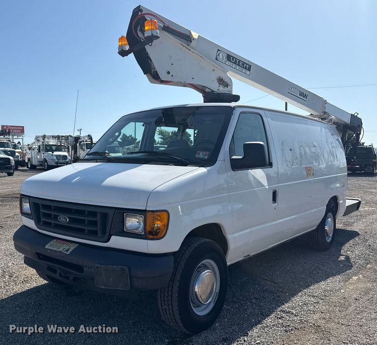 2006 Ford E350 Super Duty van with bucket lift - EG5946