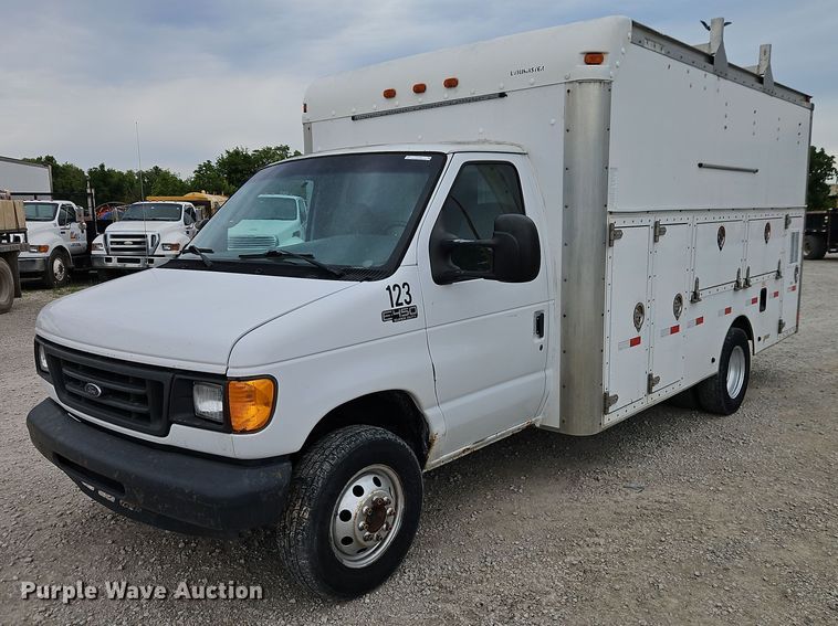 2004 Ford E450 utility van - EJ0066