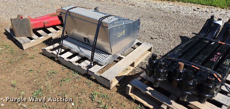 Truck battery box - EN3943