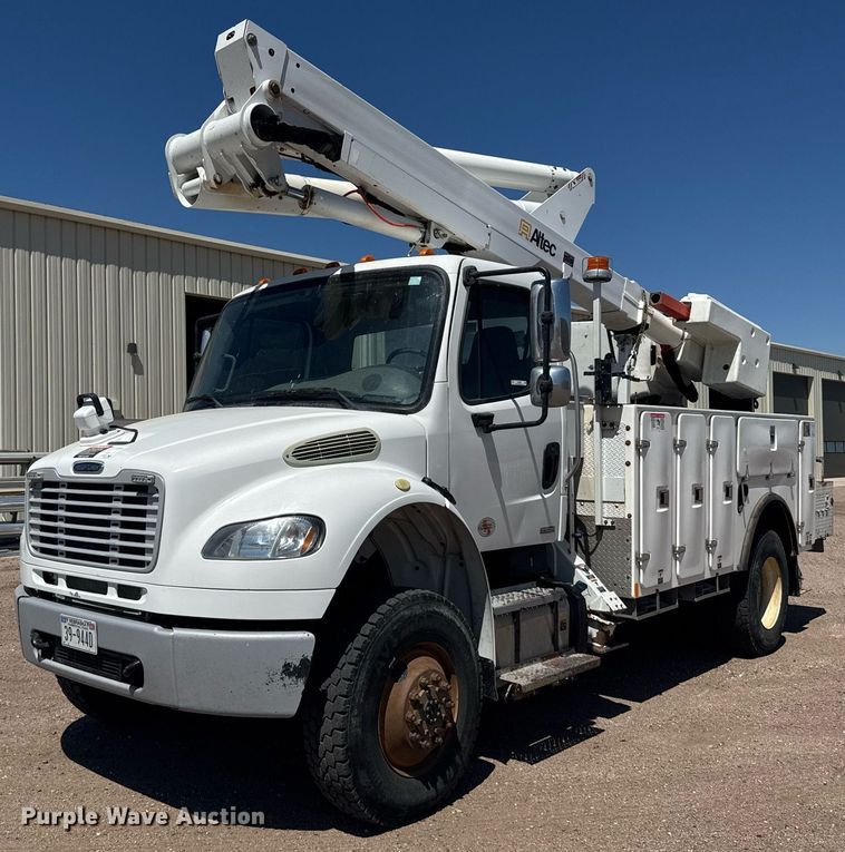 2012 Frieghliner Business Class M2 bucket truck - ER2088