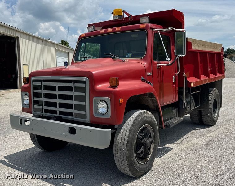 1982 International 1954 dump truck - DI9256