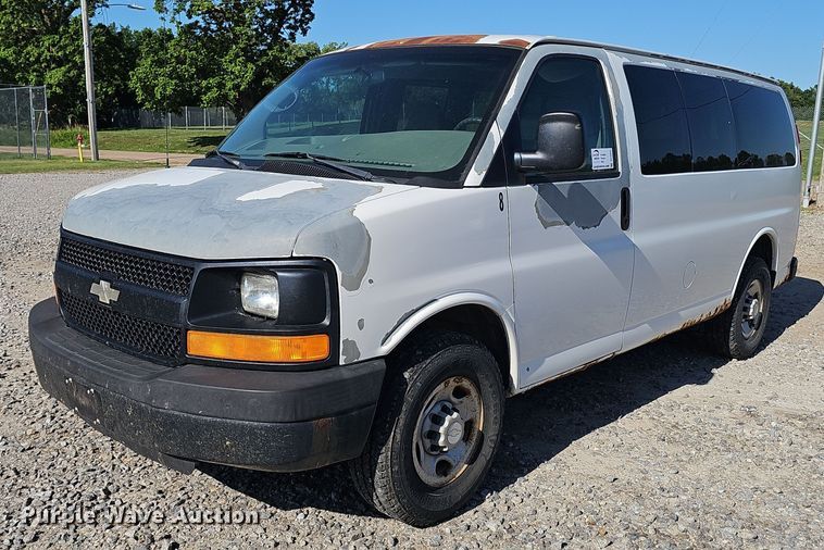 2008 Chevrolet Express 3500 van - DR3855