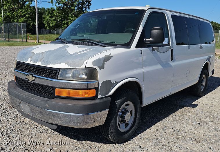 2010 Chevrolet Express 2500 van - DR3856