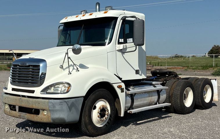 2004 Freightliner CL120 semi truck - DT6676