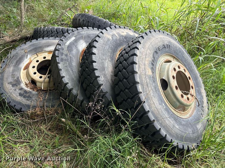 (8) 11.00R20 tires  - DY0748