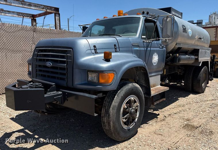 1995 Ford F800 oil distributor truck - DZ8652