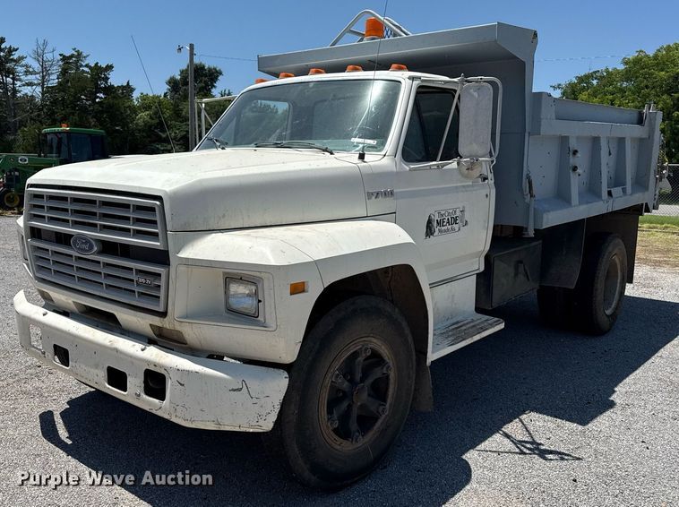 1990 Ford F700 dump truck - DZ8663