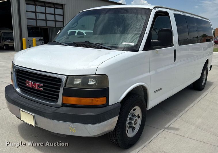 2004 GMC Savana G3500 van - DZ8671