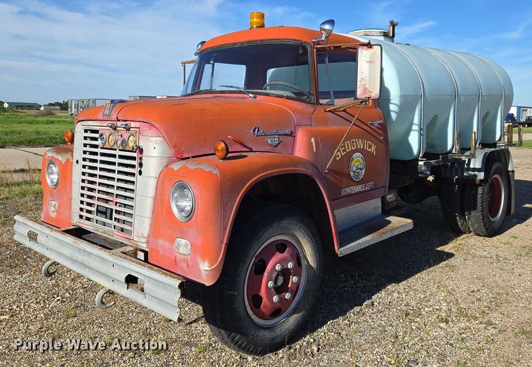 International 1600 tank truck - EN8208