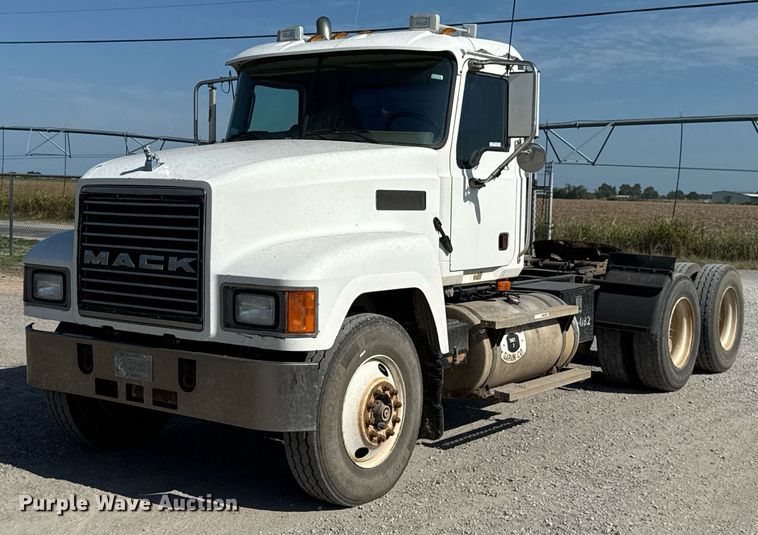 2004 Mack CH613 semi truck - HI9304