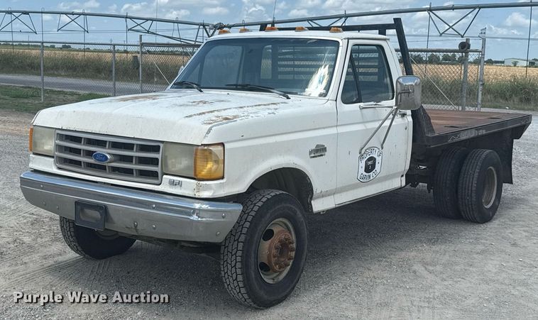 1990 Ford F450 Super Duty flatbed truck - HI9310