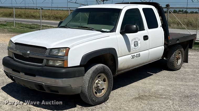 2003 Chevrolet Silverado 2500HD Ext. Cab flatbed pickup truck - HI9313