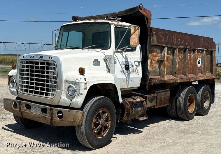 1980 Ford 8000 dump truck - HI9317