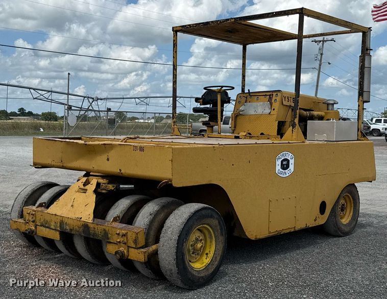 Hyster pneumatic roller - HI9319