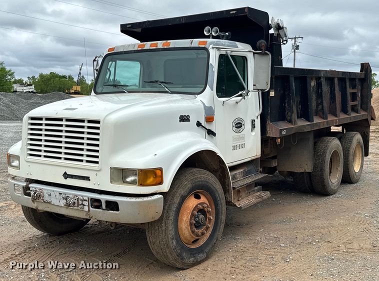 2001 International 4900 dump truck - LG9154