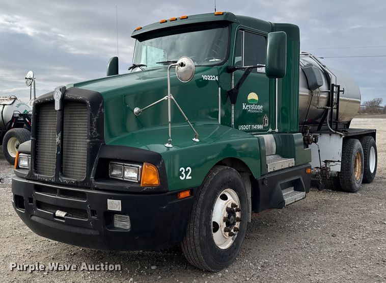 1993 Kenworth T600 tank truck - DW2450