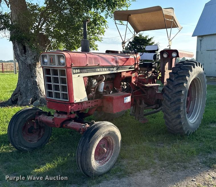 1977 International 686 tractor - ED4283