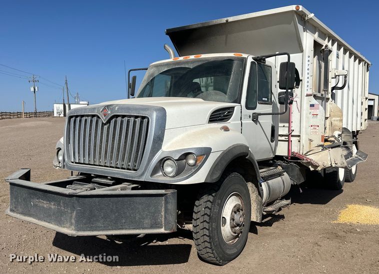 2018 International 7400 feed mixer truck - EQ4589
