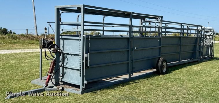 Molly Mfg. P-Tub livestock chute - HI9289