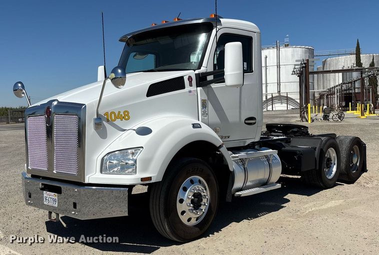 2018 Kenworth T880 semi truck - DH8663