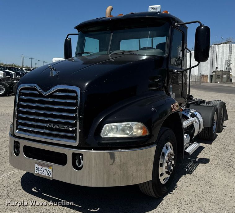2017 Mack CXU613 semi truck - DH8664