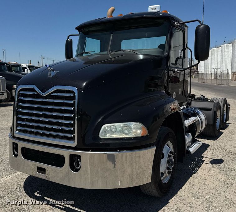 2018 Mack CXU613 semi truck - DH8665