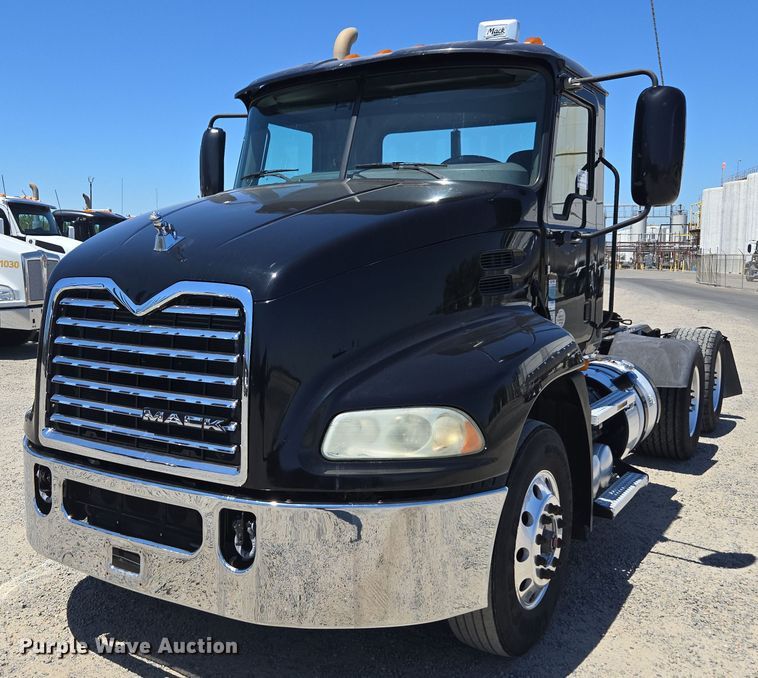 2017 Mack CXU613 semi truck - DH8666