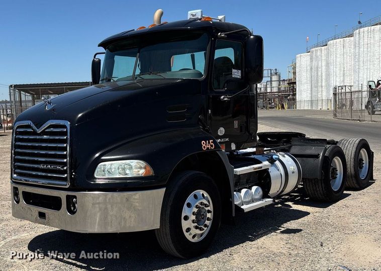 2017 Mack CXU613 semi truck - DH8667