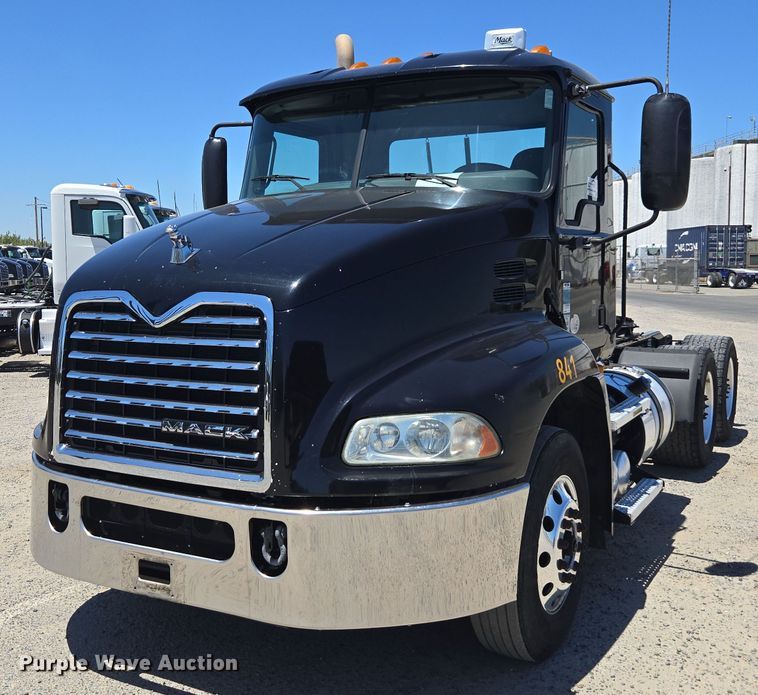 2017 Mack CXU613 semi truck - DH8668