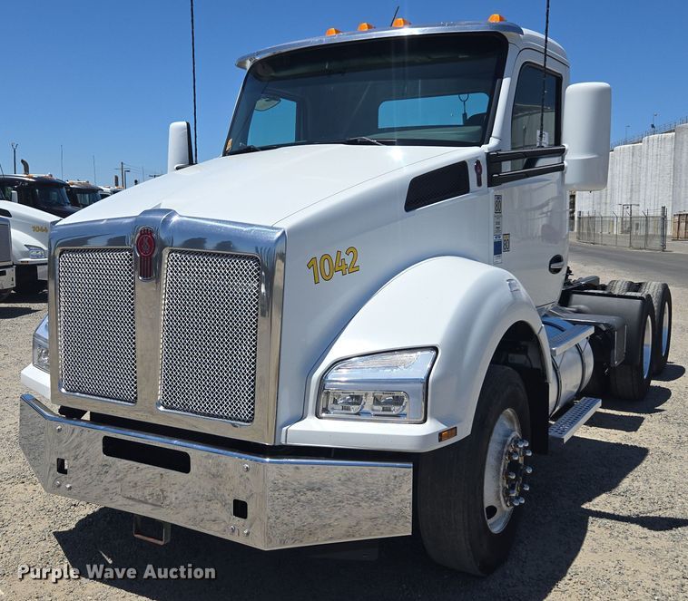 2016 Kenworth T880 semi truck - DH8669