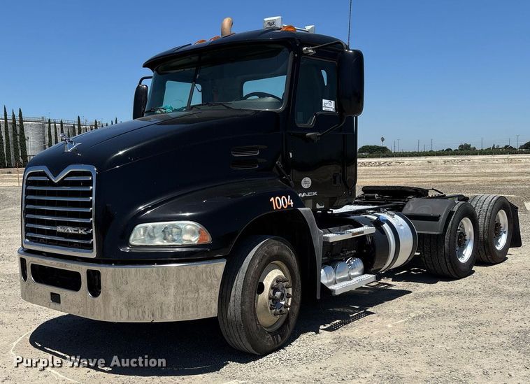 2018 Mack CXU613 semi truck - DH8670