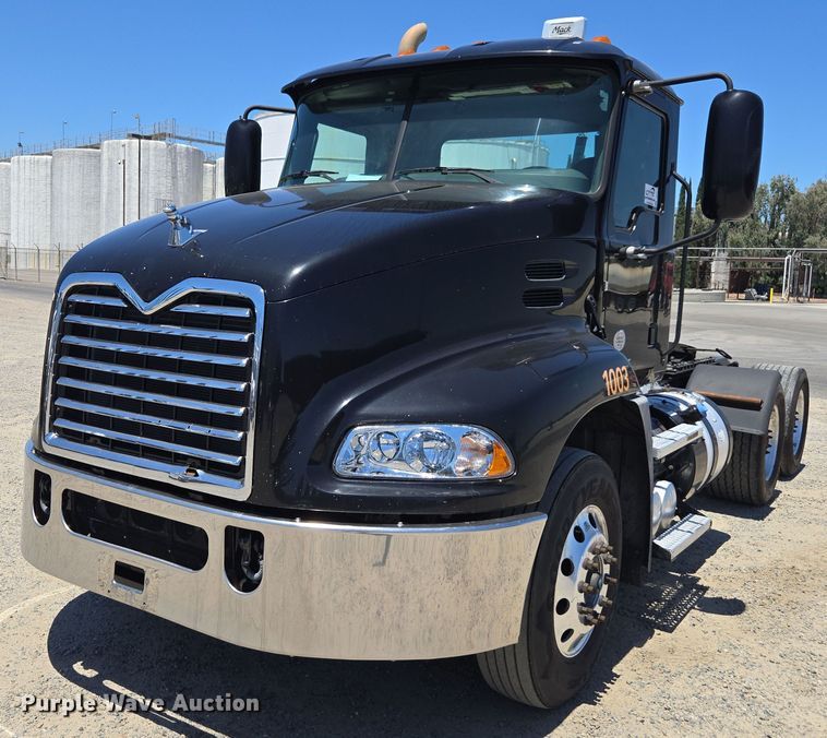 2018 Mack CXU613 semi truck - DH8671