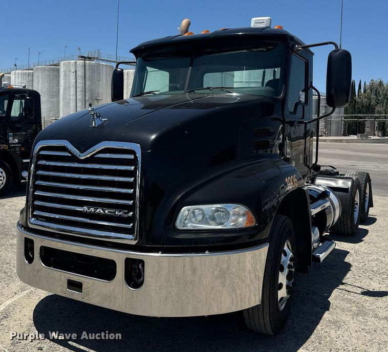 2018 Mack CXU613 semi truck - DH8672