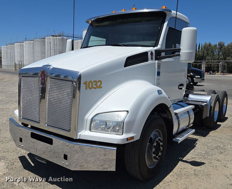 2016 Kenworth T880 semi truck - DH8673